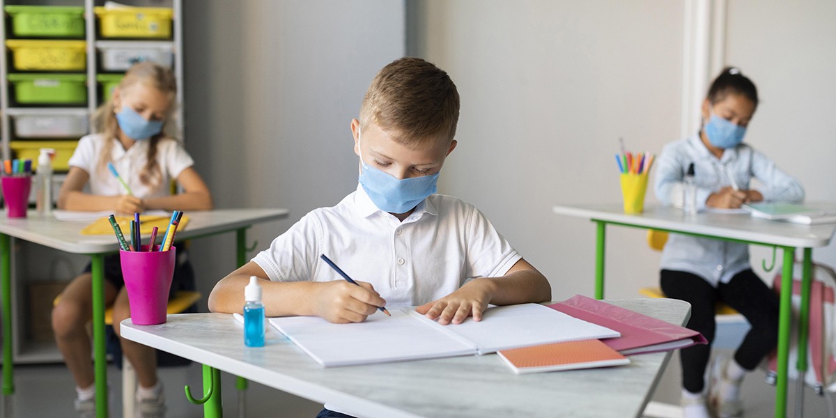 Crianças na sala de aula usando máscara - Qualidade do ar interno em escolas