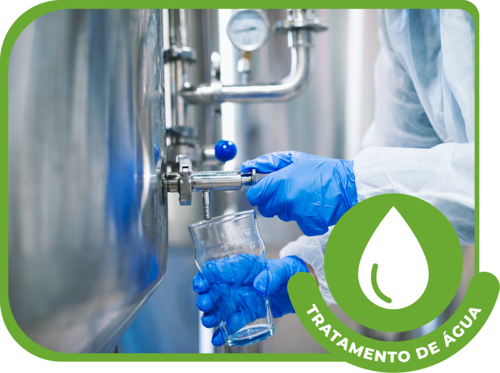 Técnico com luvas coletando água de reservatório em copo para controle da qualidade da água de consumo humano